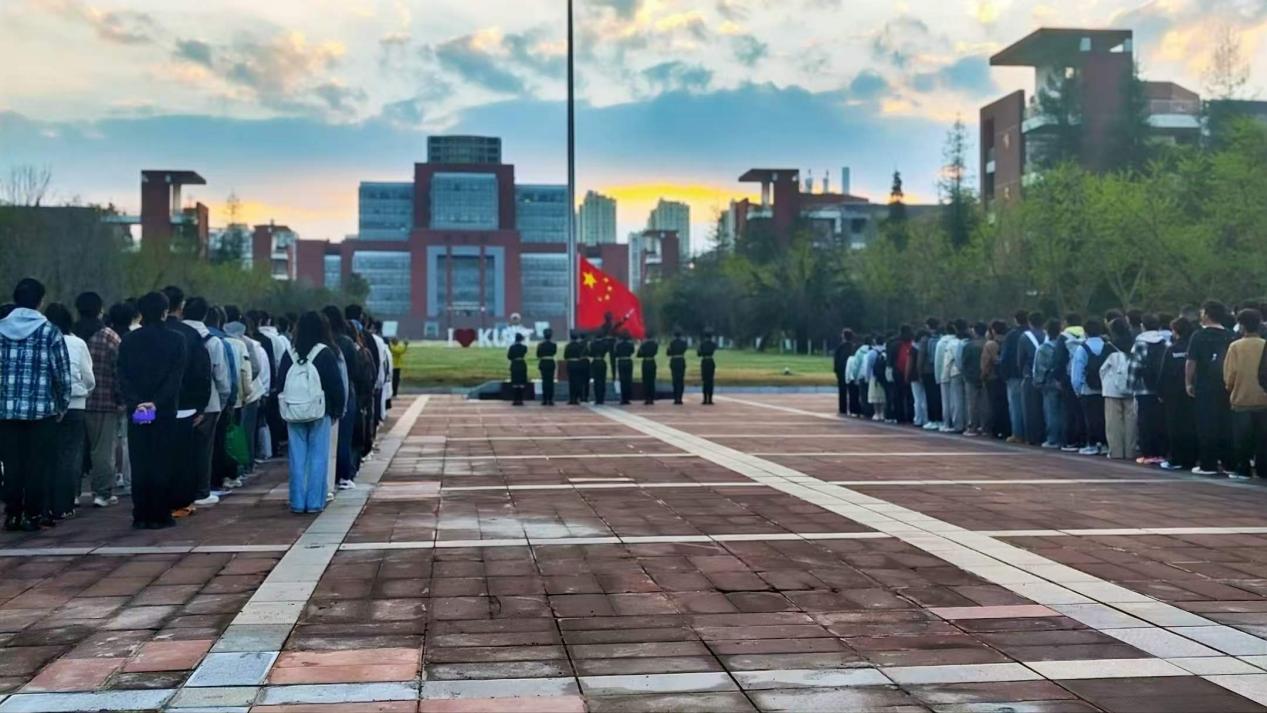 化学工程学院团委开展升国旗仪式活动