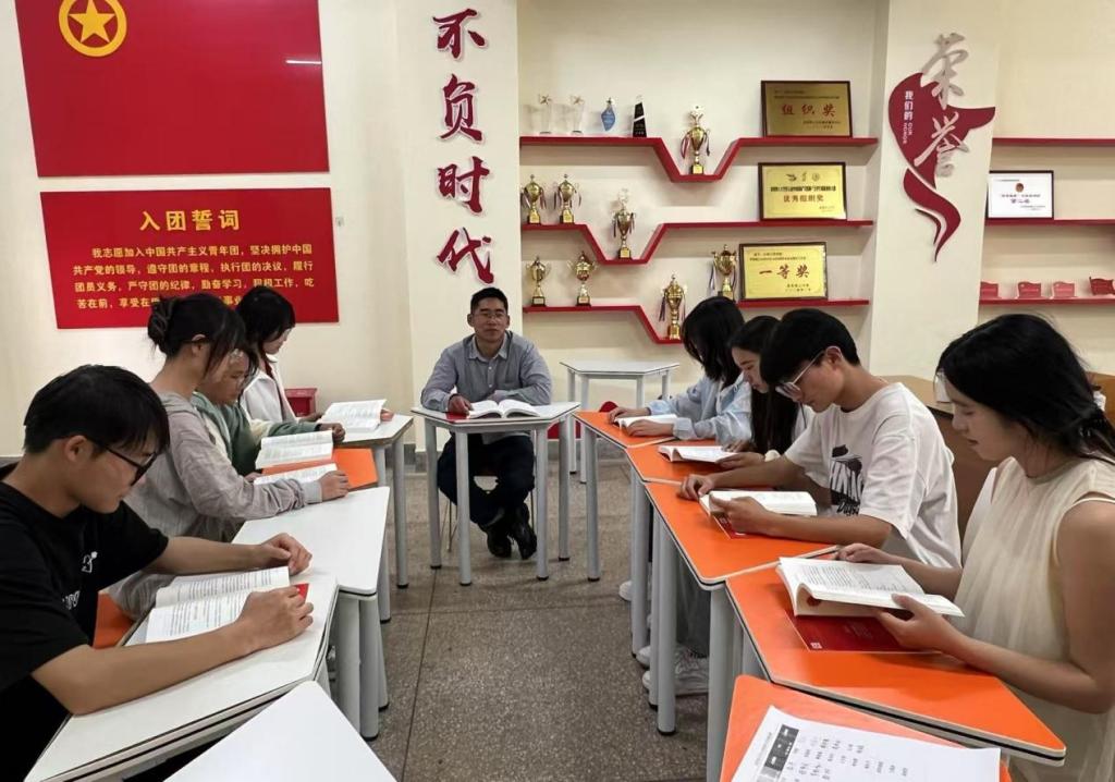 读《红星照耀中国》：追寻红色印记 厚植家国情怀 ——化学工程学院举办爱国主义教育主题读书分享会